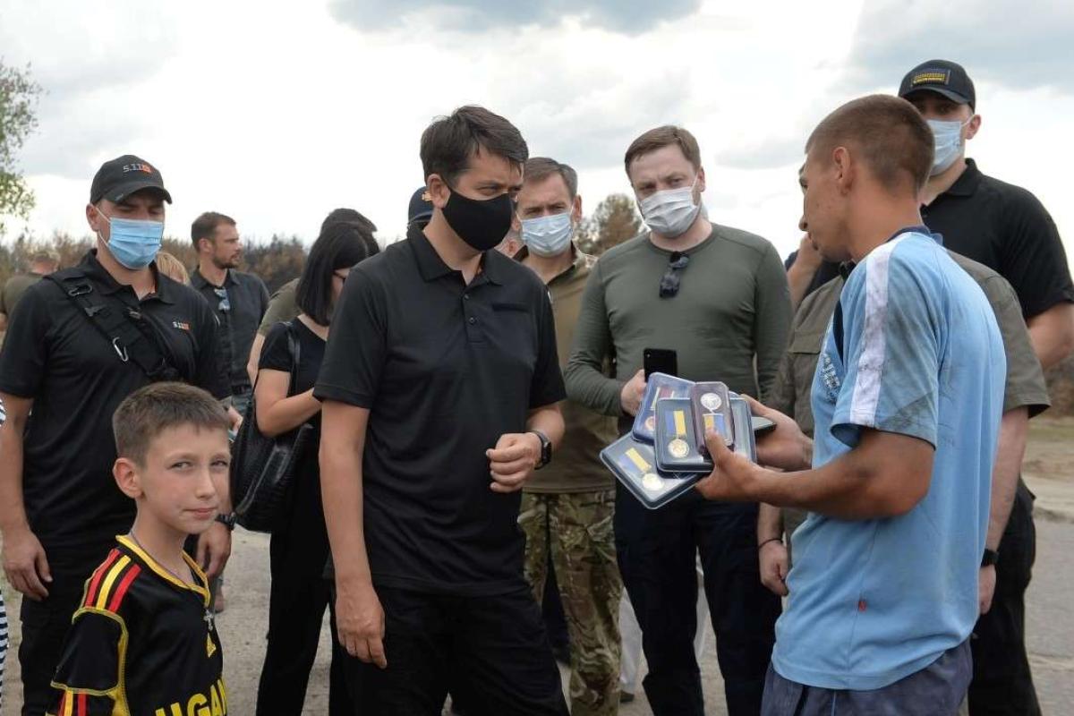 Разумков приїхав на Луганщину: спікер Ради відвідав Сєвєродонецьк, Рубіжне і Смолянинове Разумков приїхав на Луганщину: спікер Ради відвідав Сєвєродонецьк, Рубіжне і Смолянинове