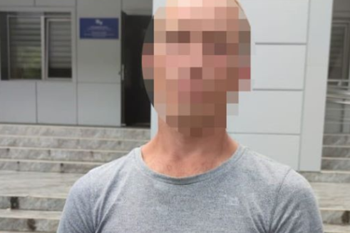 У Дніпрі посеред площі чоловік жорстоко побив жінку: його затримали У Дніпрі посеред площі чоловік жорстоко побив жінку: його затримали