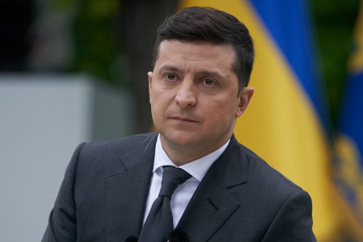Зеленский просит Верховную Раду отменить ограничения зарплат чиновникам Зеленский просит Верховную Раду отменить ограничения зарплат чиновникам