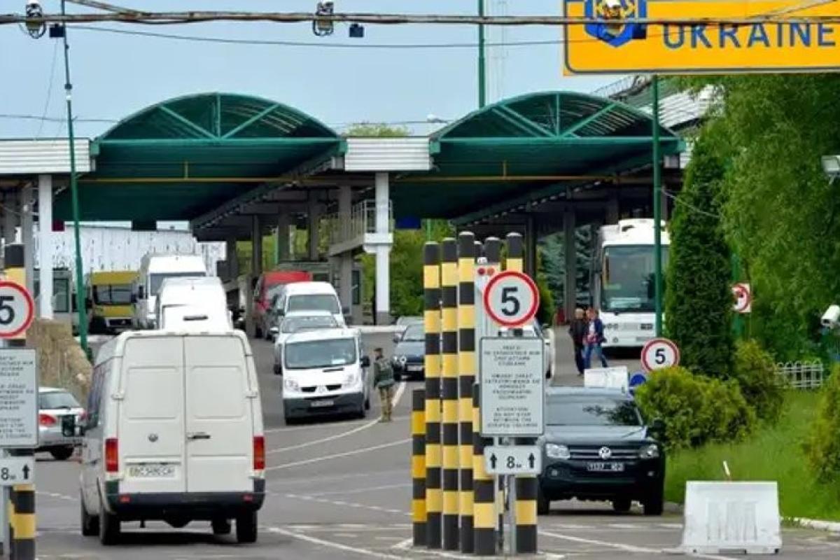 Україна сьогодні опівночі закриває кордон для іноземців Україна сьогодні опівночі закриває кордон для іноземців