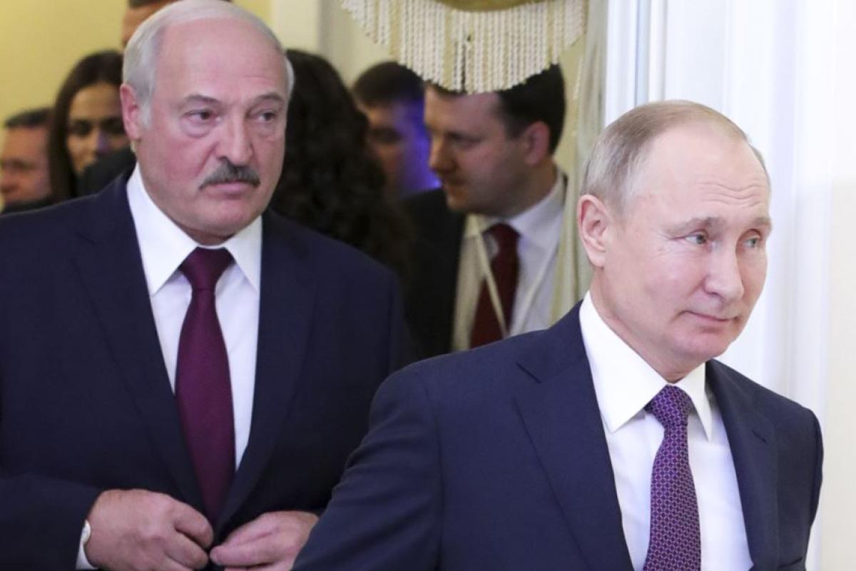 Лукашенко заявил, что договорился с Путиным насчет задержанных "вагнеровцев" Лукашенко заявил, что договорился с Путиным насчет задержанных "вагнеровцев"