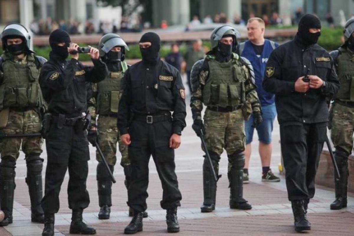 У Мінську масово затримують учасників акцій протесту У Мінську масово затримують учасників акцій протесту