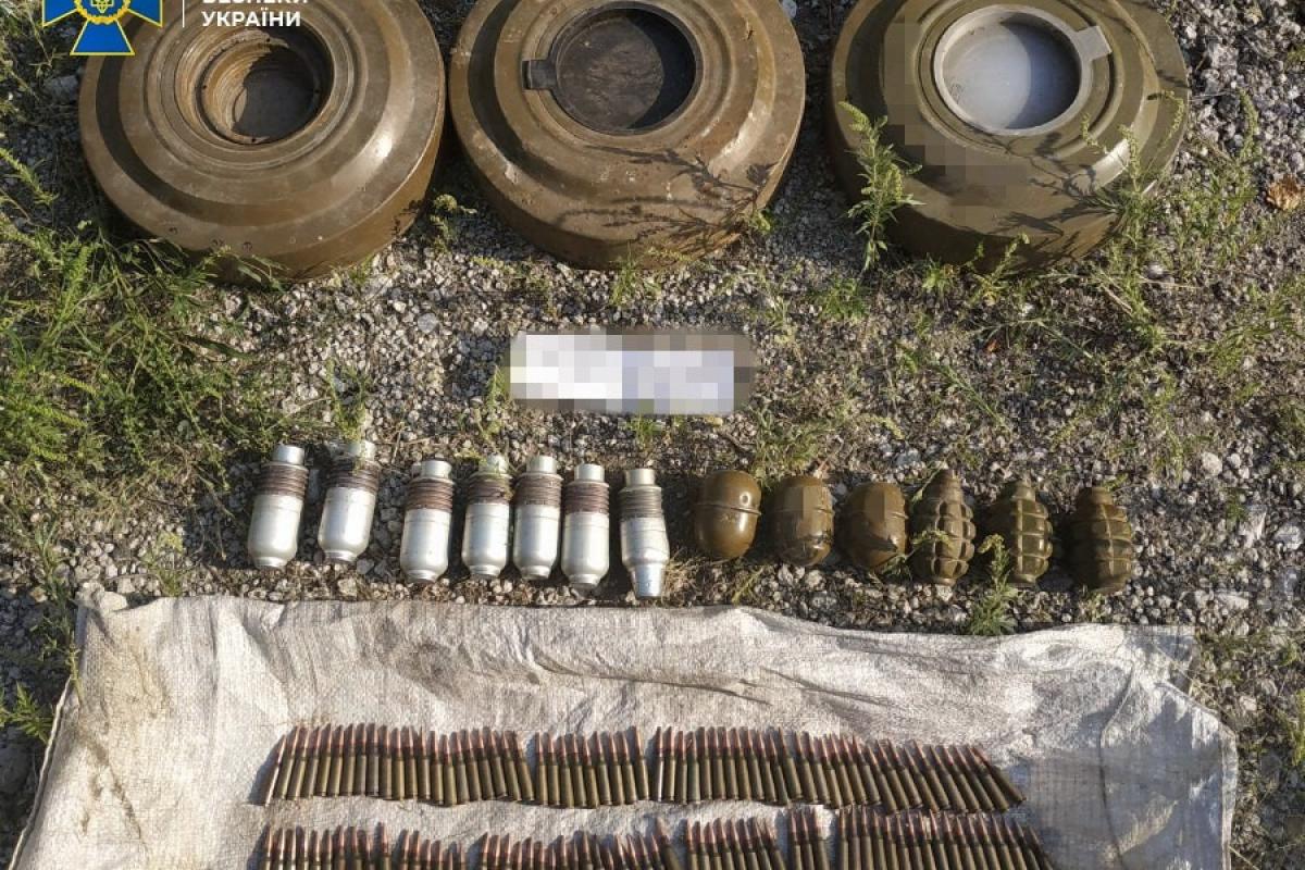 На околицях Попасної СБУ виявила схрон з протитанковими мінами та гранатами На околицях Попасної СБУ виявила схрон з протитанковими мінами та гранатами