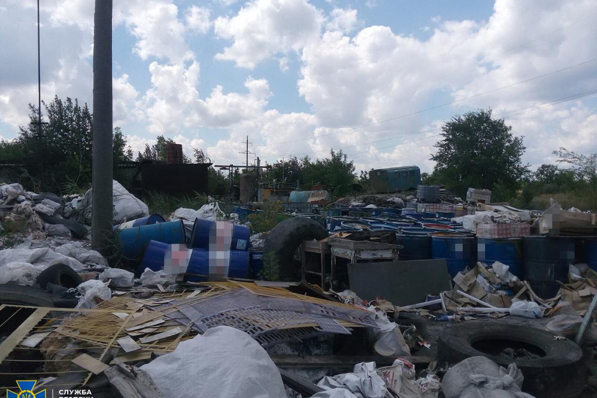 Фірма з Сєвєродонецька влаштувала звалище токсичних відходів біля житлових масивів Новодружеська Фірма з Сєвєродонецька влаштувала звалище токсичних відходів біля житлових масивів Новодружеська