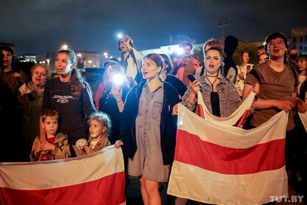 Білоруси вишикувалися в "Ланцюг покаяння", яка розтягнувся через весь Мінськ Білоруси вишикувалися в "Ланцюг покаяння", яка розтягнувся через весь Мінськ