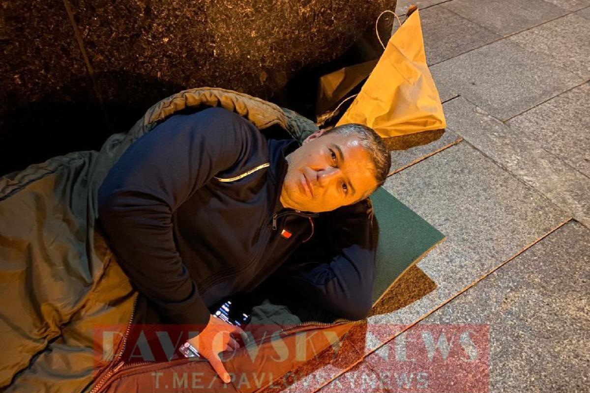 Мер Умані ночує в спальнику під Офісом президента в знак протесту проти паломництва хасидів Мер Умані ночує в спальнику під Офісом президента в знак протесту проти паломництва хасидів
