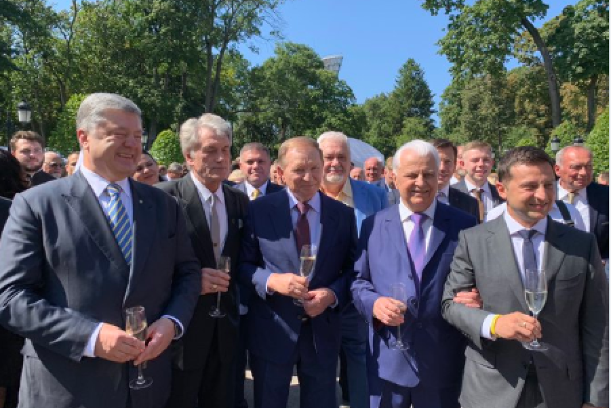 "Є дні, коли немає місця конфліктам": Зеленський запросив на "Лінійку честі і пам'яті" Порошенка та інших президентів "Є дні, коли немає місця конфліктам": Зеленський запросив на "Лінійку честі і пам'яті" Порошенка та інших президентів
