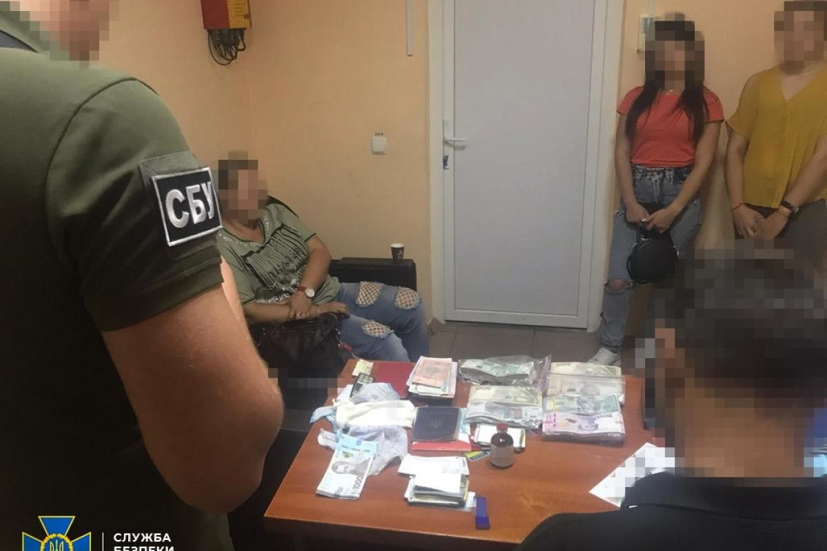 На Харьковщине задержали жительницу Горловки, которая наладила канал получения соцвыплат боевиками ОРДЛО На Харьковщине задержали жительницу Горловки, которая наладила канал получения соцвыплат боевиками ОРДЛО