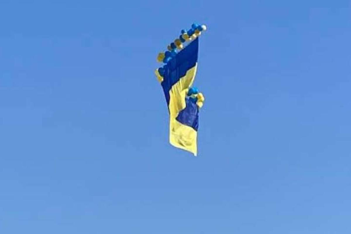 Жовто-блакитний прапор з'явився над окупованими територіями України Жовто-блакитний прапор з'явився над окупованими територіями України