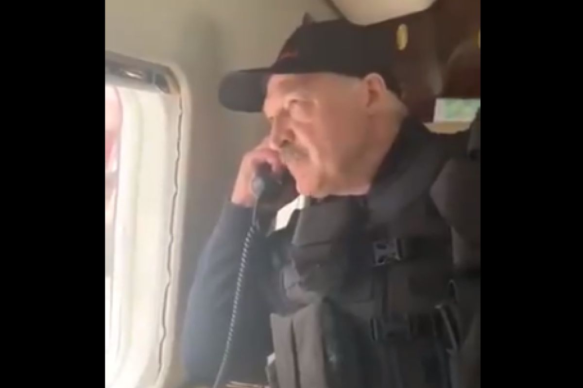"Как крысы разбежались": Лукашенко посмотрел с вертолета на протесты против себя "Как крысы разбежались": Лукашенко посмотрел с вертолета на протесты против себя
