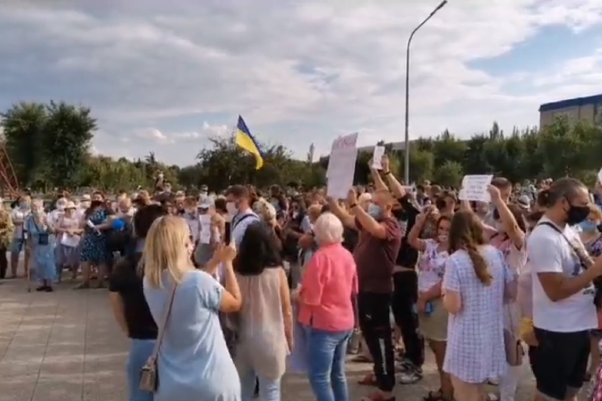 "Маю право голосу": У Сєвєродонецьку мітингували проти скасування місцевих виборів "Маю право голосу": У Сєвєродонецьку мітингували проти скасування місцевих виборів