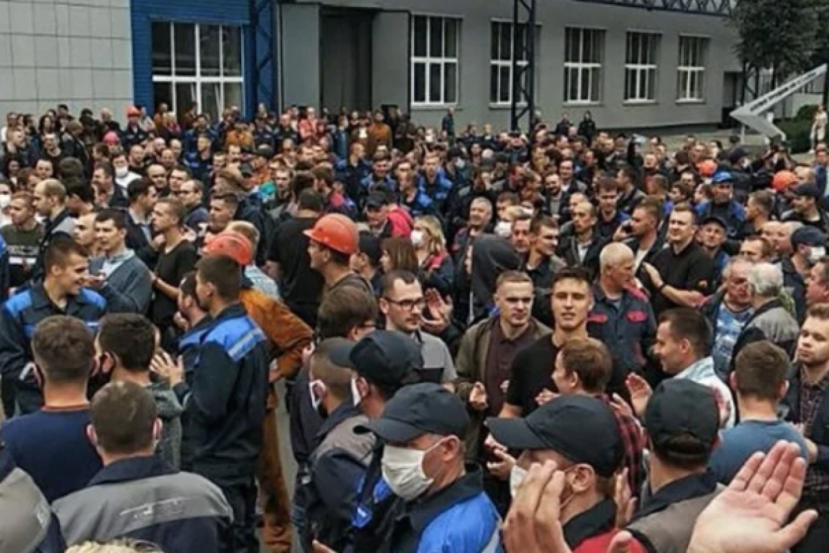 Протести в Білорусі: найбільші підприємства країни почали страйки Протести в Білорусі: найбільші підприємства країни почали страйки
