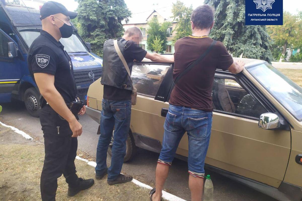 У Лисичанську патрульні виявили наркотики у чотирьох місцевих жителів У Лисичанську патрульні виявили наркотики у чотирьох місцевих жителів
