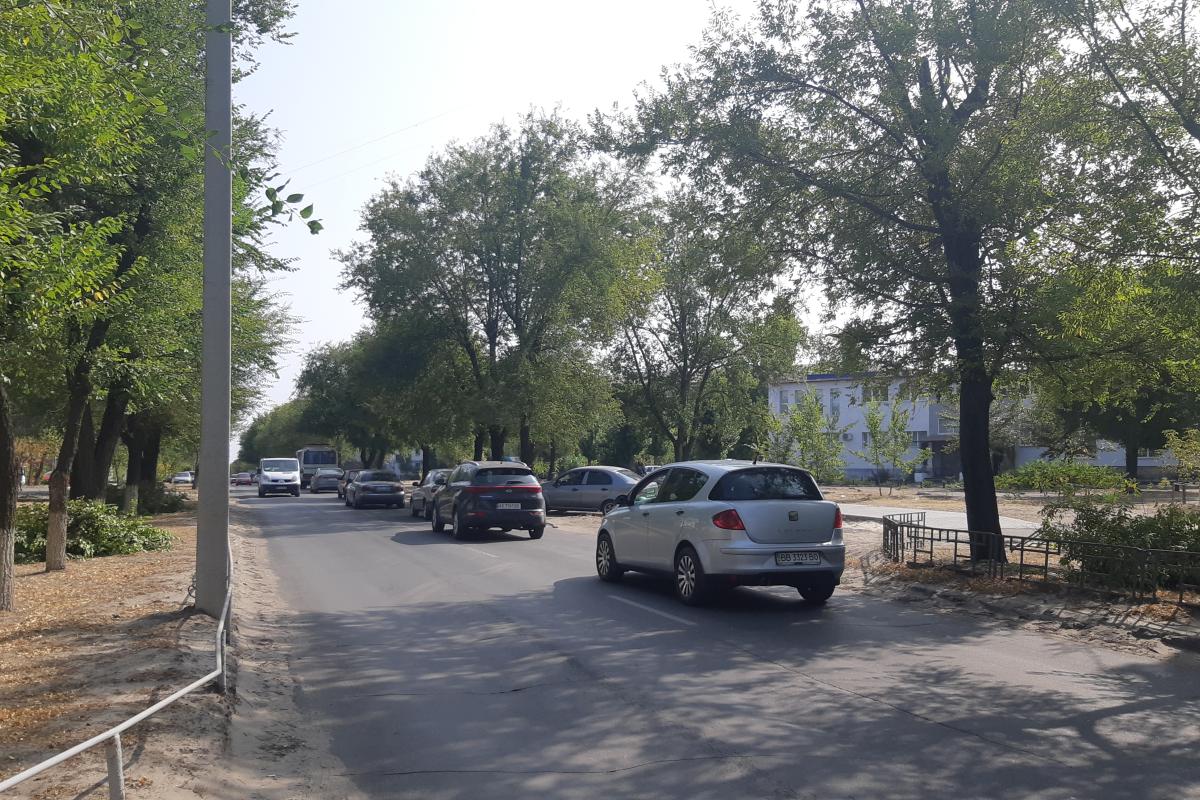 Кілометровий затор в Сєвєродонецьку утворився на одній з центральних вулиць Кілометровий затор в Сєвєродонецьку утворився на одній з центральних вулиць