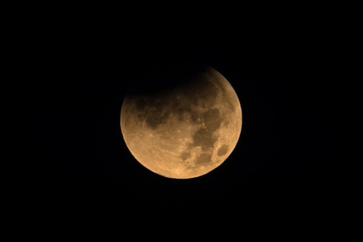 Дослідники з NASA виявили на Місяці іржу: як її утворення пов'язане з Землею Дослідники з NASA виявили на Місяці іржу: як її утворення пов'язане з Землею