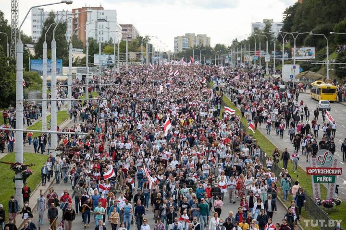 Білоруси знову вийшли на масові протести: Мінськ наводнили силовики і військова техніка Білоруси знову вийшли на масові протести: Мінськ наводнили силовики і військова техніка