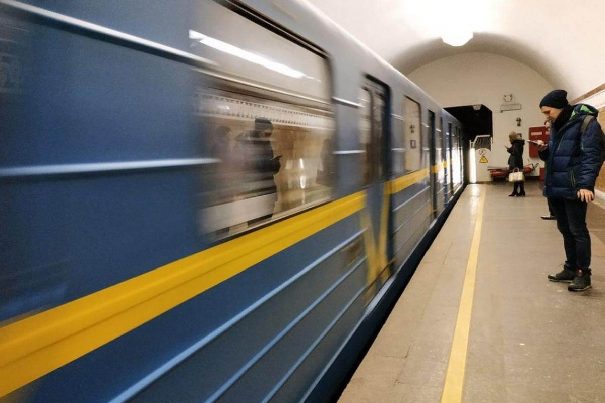 Загибель зачепера у київському метро поліція розслідує як самогубство Загибель зачепера у київському метро поліція розслідує як самогубство