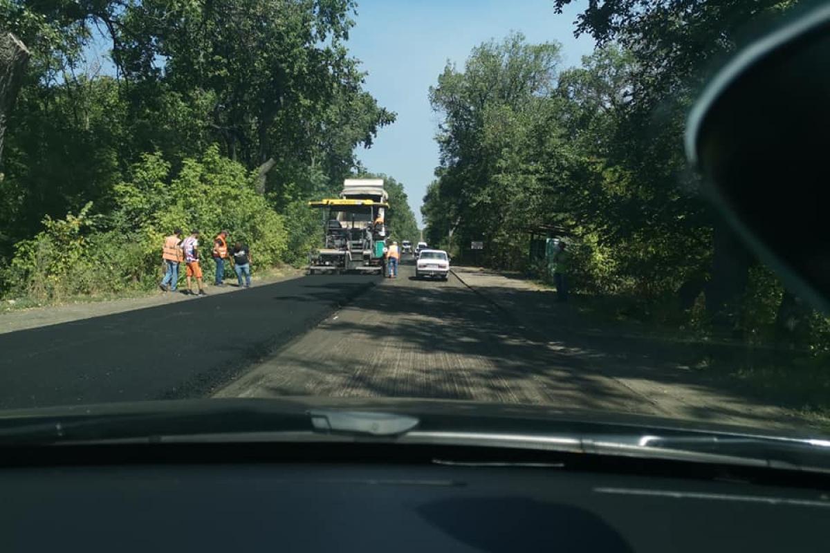 Між Лисичанськом і Сєвєродонецьком ремонтують дорогу: рух транспорту ускладнений Між Лисичанськом і Сєвєродонецьком ремонтують дорогу: рух транспорту ускладнений