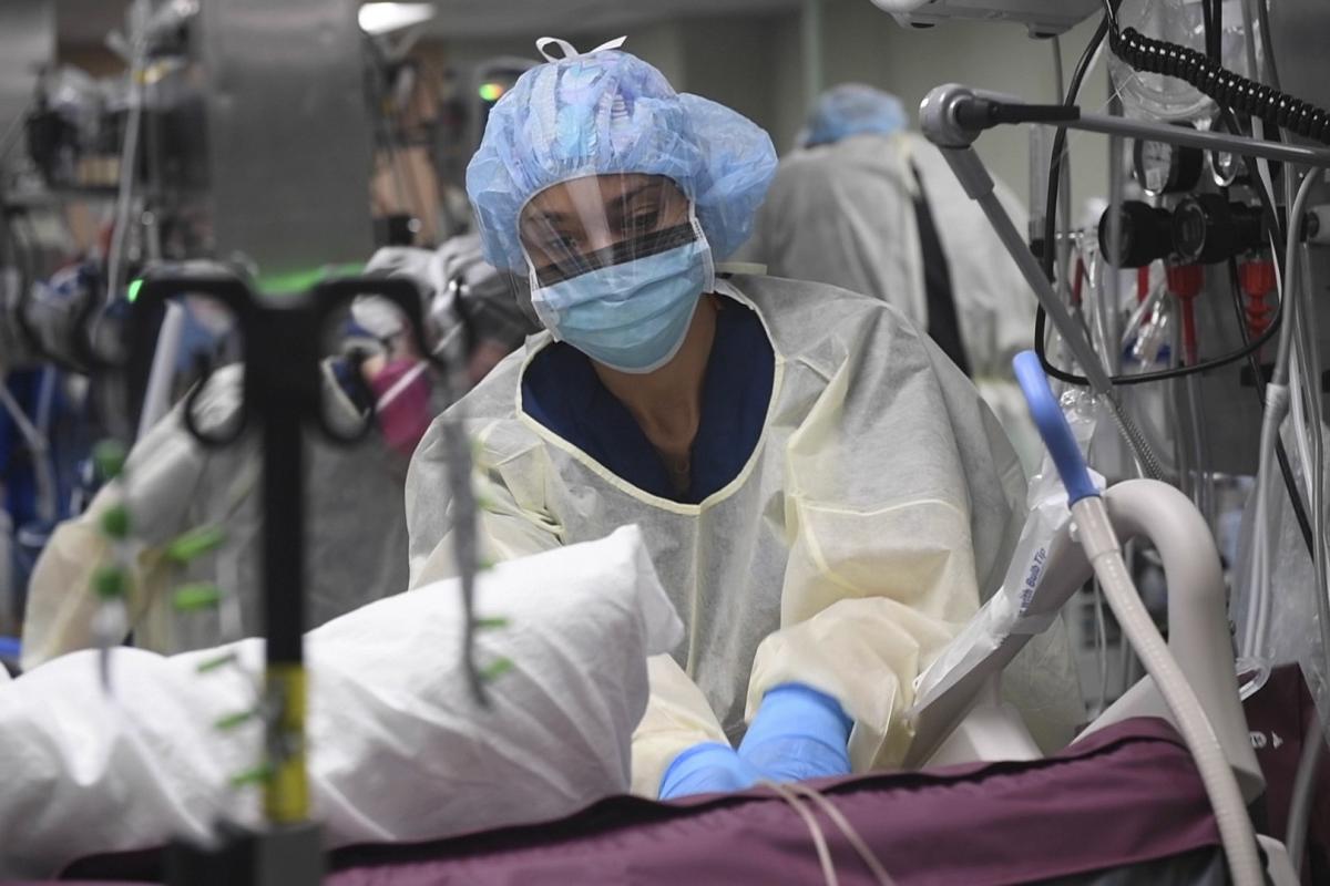 Вірусолог назвав головну "хитрість", на яку здатний COVID-19