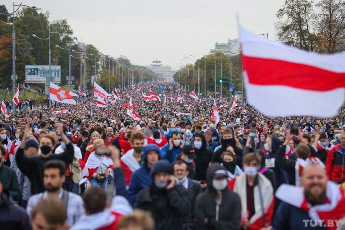 50-й день протестів: тисячі білорусів знову вийшли на вулиці 50-й день протестів: тисячі білорусів знову вийшли на вулиці