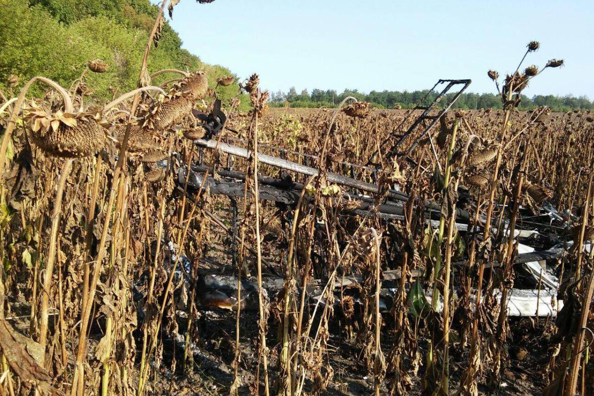 На Сумщині сталася авіакатастрофа: легкомоторній літак розбився у полі На Сумщині сталася авіакатастрофа: легкомоторній літак розбився у полі
