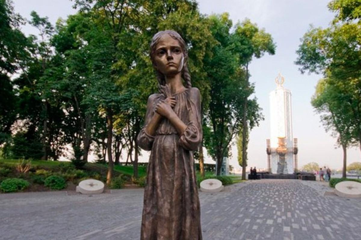 Зеленский спустя 2 недели отреагировал на надругательство над памятником жертвам Голодомора Зеленский спустя 2 недели отреагировал на надругательство над памятником жертвам Голодомора