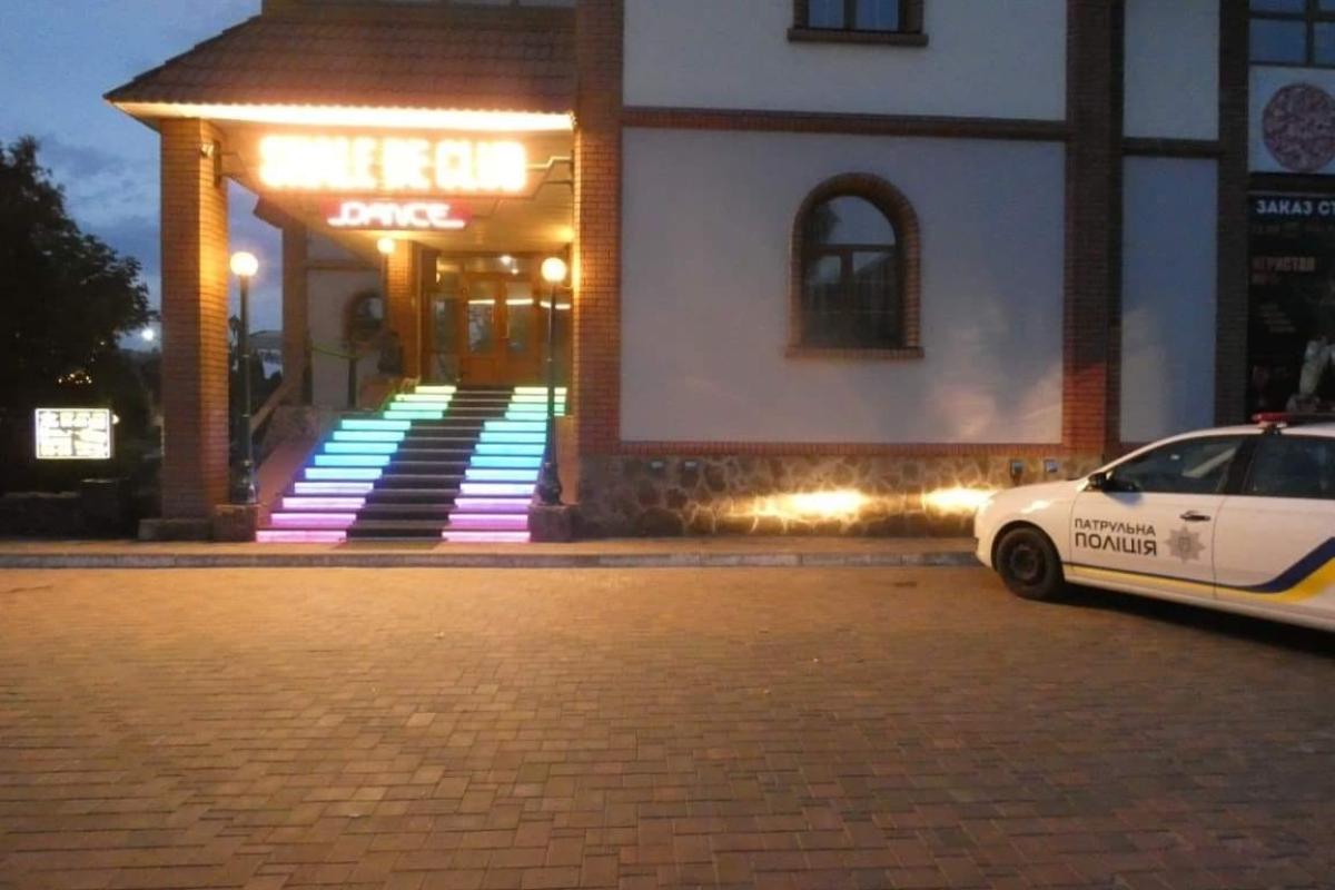 В Северодонецке мужчина "заминировал" ресторан из-за ссоры с его администрацией В Северодонецке мужчина "заминировал" ресторан из-за ссоры с его администрацией