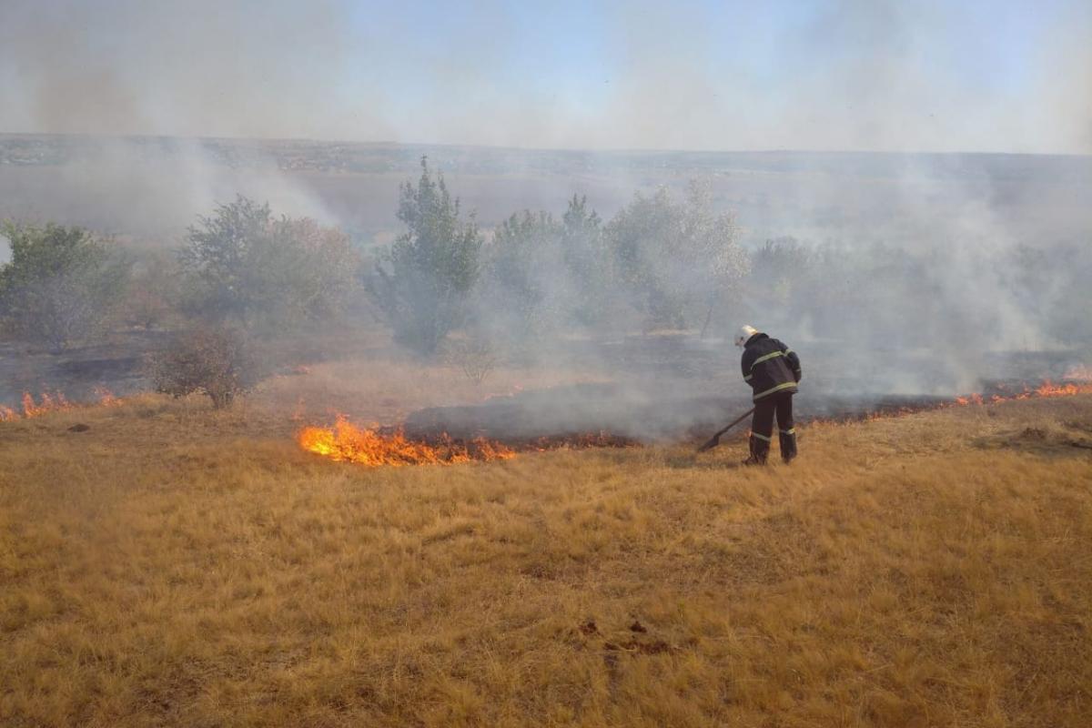 Во время тушения пожара на Луганщине сдетонировал боеприпас: ранен спасатель Во время тушения пожара на Луганщине сдетонировал боеприпас: ранен спасатель