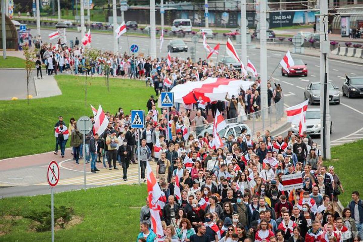 Білоруси влаштували масштабний протест біля резиденції Лукашенка: почалися жорсткі затримання Білоруси влаштували масштабний протест біля резиденції Лукашенка: почалися жорсткі затримання