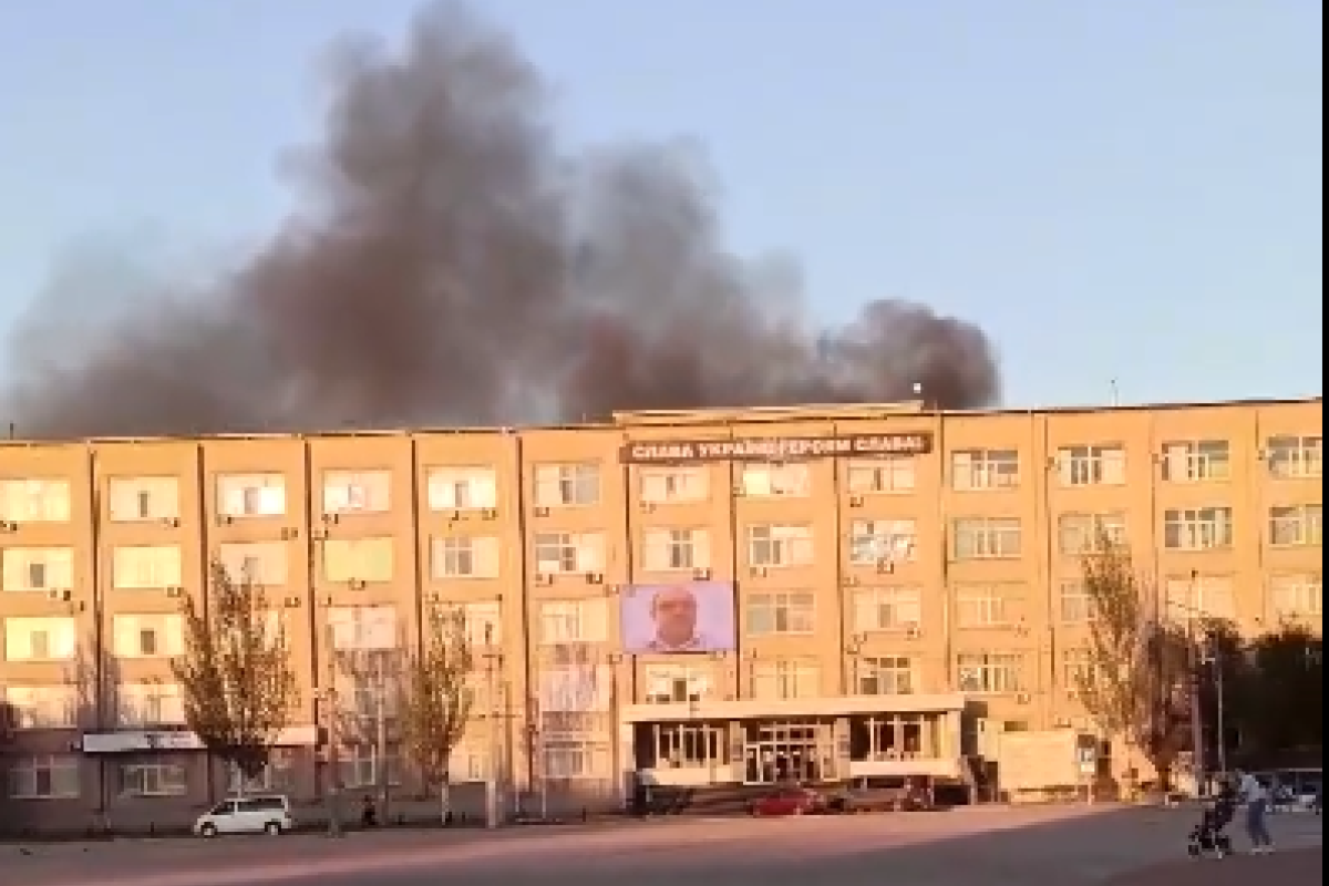 В Северодонецке во дворе ОВГА вспыхнул пожар - видео В Северодонецке во дворе ОВГА вспыхнул пожар - видео