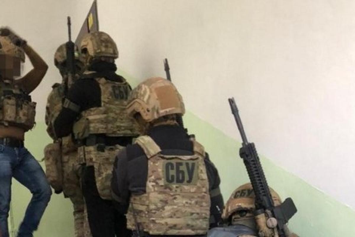 У Краматорську затримано працівника СБУ, який вимагав хабар у розмірі 30000 доларів У Краматорську затримано працівника СБУ, який вимагав хабар у розмірі 30000 доларів