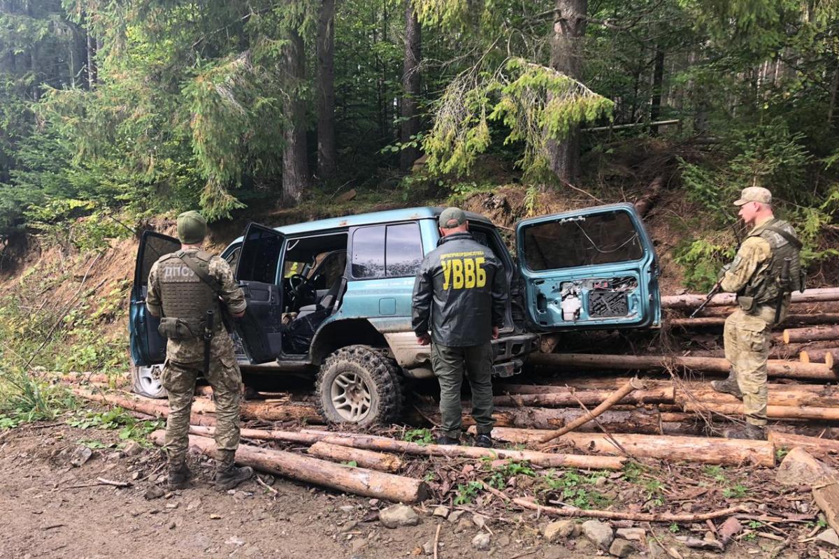 На кордоні з Румунією зі стріляниною затримали автомобіль, яким намагалися наїхати на прикордонників