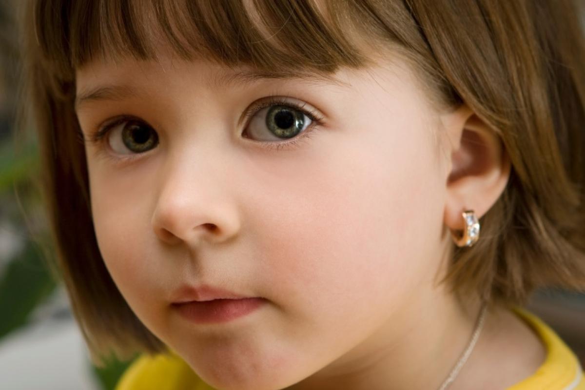 Як вибрати перші сережки для дитини