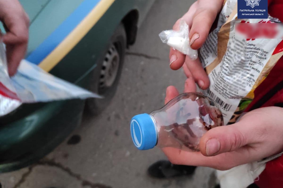 В Лисичанске на улице патрульные выявили девушку с наркотиками В Лисичанске на улице патрульные выявили девушку с наркотиками