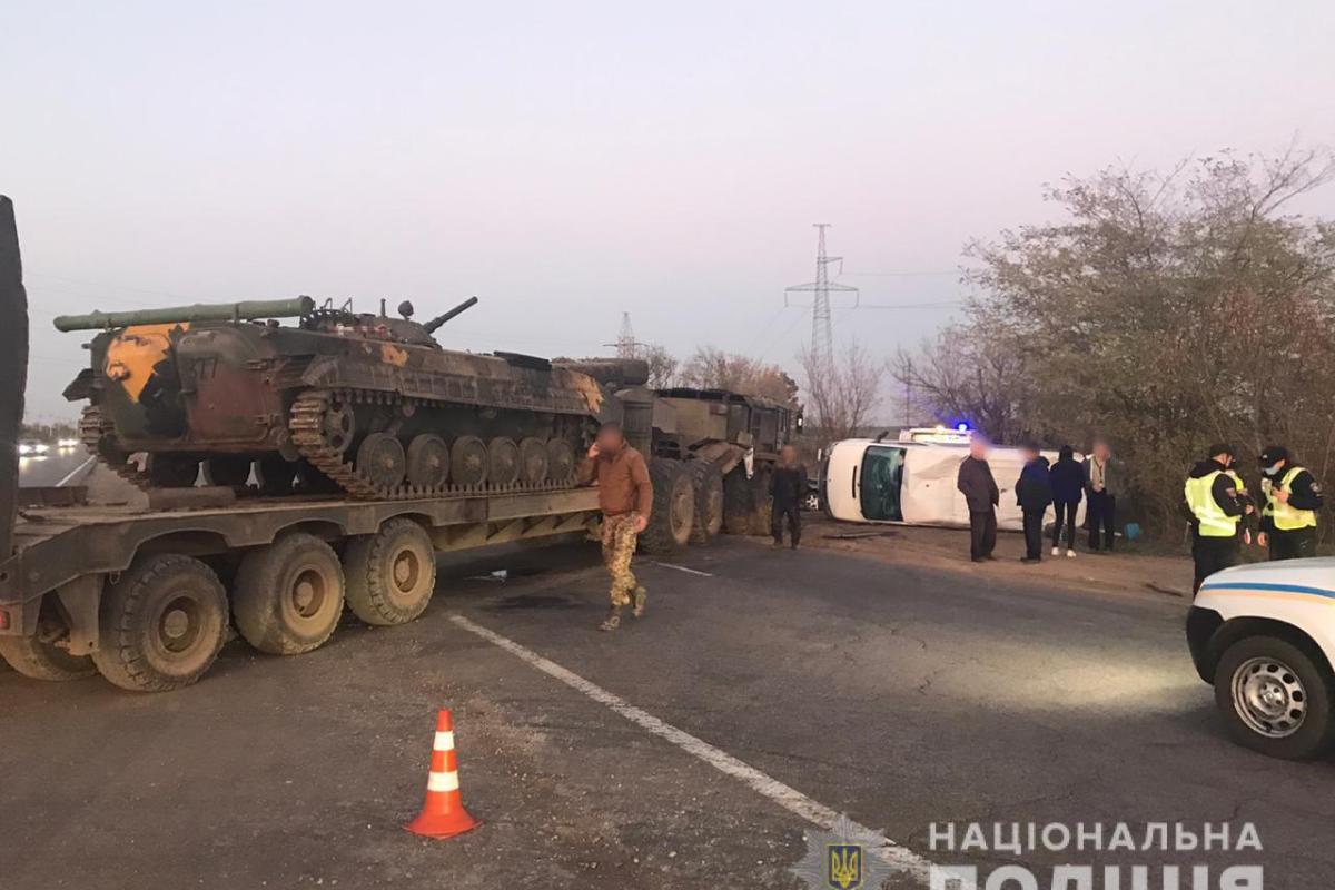 На Одещині сталася ДТП з військовим тягачем і мікроавтобусом: постраждала жінка На Одещині сталася ДТП з військовим тягачем і мікроавтобусом: постраждала жінка