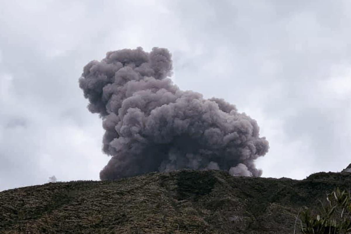 Вибух і стовп попелу: в Італії почав вивергатися вулкан Стромболі Вибух і стовп попелу: в Італії почав вивергатися вулкан Стромболі
