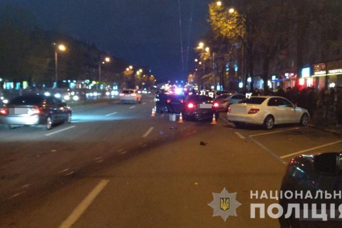У центрі Харкова автомобіль влетів у пішоходів на острівці безпеки У центрі Харкова автомобіль влетів у пішоходів на острівці безпеки