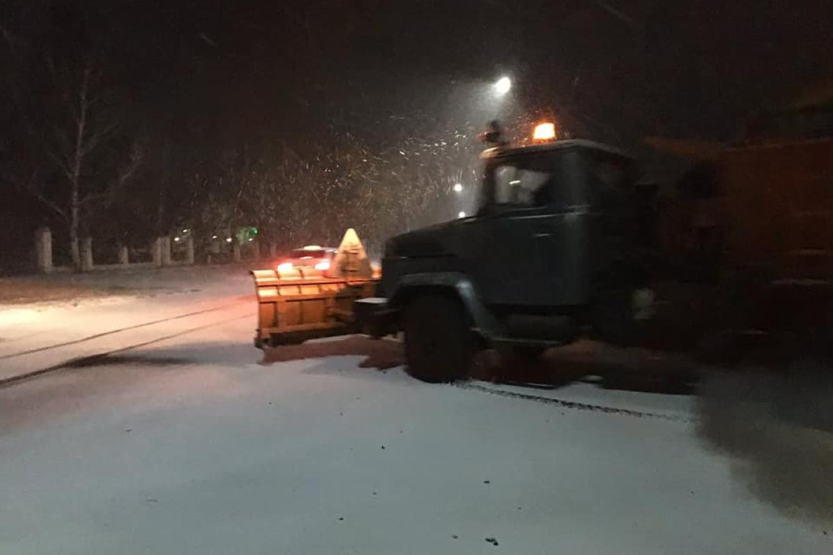 Перший сніг на Луганщині: на дорогах працюють дорожники та рятувальники Перший сніг на Луганщині: на дорогах працюють дорожники та рятувальники