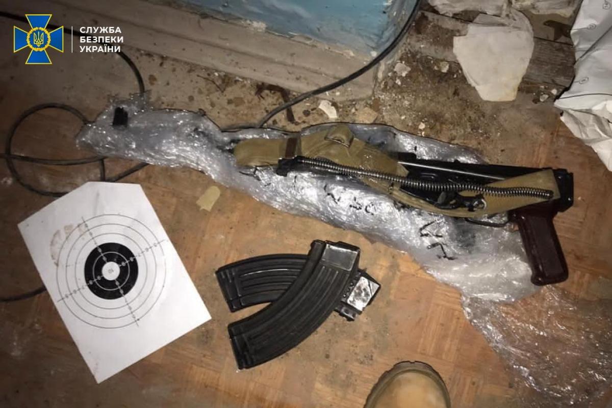 У Києві в Нацакадемії аграрних наук знайшли схованку зі зброєю та вибухівкою У Києві в Нацакадемії аграрних наук знайшли схованку зі зброєю та вибухівкою
