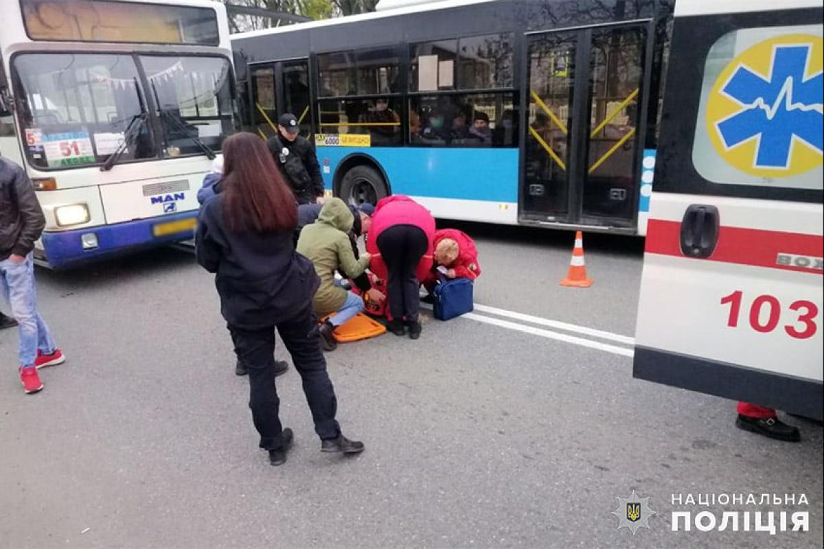 У Хмельницькому автобус збив двох школярів на пішохідному переході У Хмельницькому автобус збив двох школярів на пішохідному переході