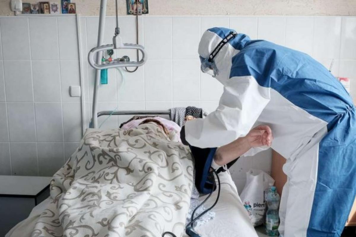 "Ніколи з таким не стикалися": Лікар заявила, що COVID-19 в українців став протікати по-новому "Ніколи з таким не стикалися": Лікар заявила, що COVID-19 в українців став протікати по-новому