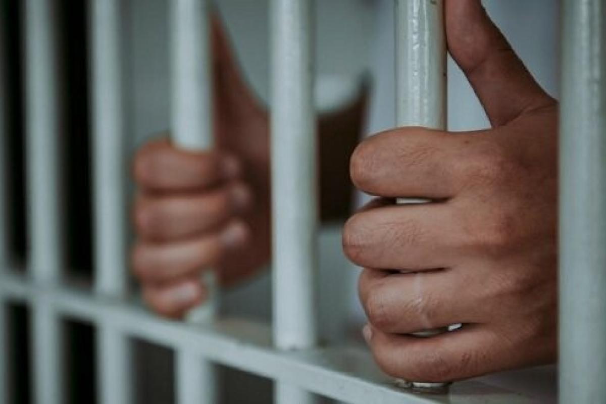 На Луганщині чоловік отримав 7 років в'язниці за крадіжку в магазині і розбійний напад На Луганщині чоловік отримав 7 років в'язниці за крадіжку в магазині і розбійний напад