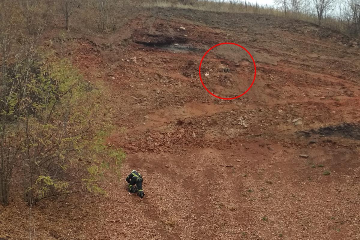 В Лисичанске спасатели снимали мальчика с террикона: фото