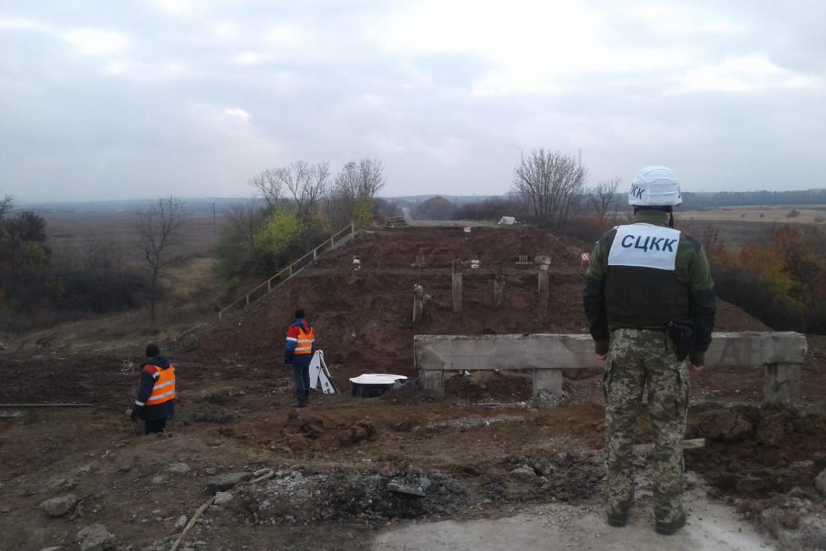 На Донбасі відбудовують міст та завершують облаштування КПВВ "Золоте" і "Щастя" На Донбасі відбудовують міст та завершують облаштування КПВВ "Золоте" і "Щастя"