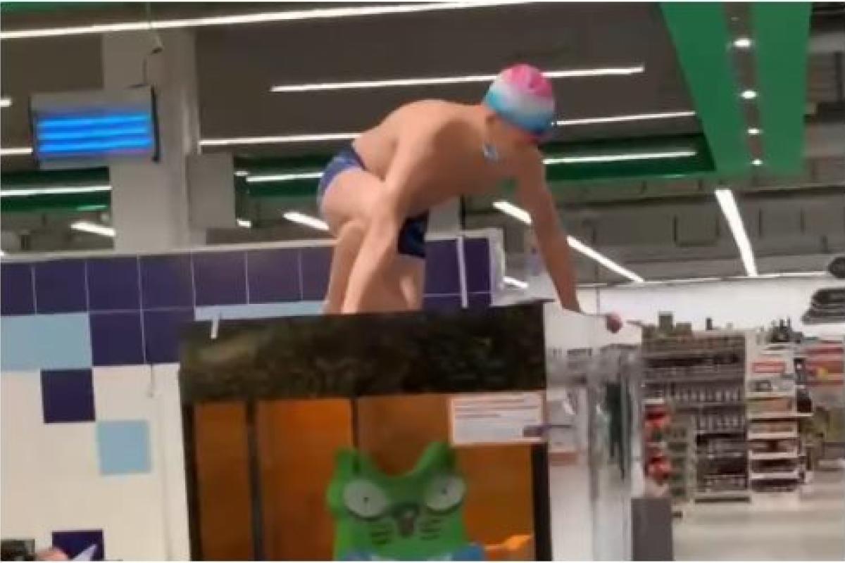 В супермаркете "Сильпо" юноша нырнул в аквариум с живой рыбой: видео В супермаркете "Сильпо" юноша нырнул в аквариум с живой рыбой: видео