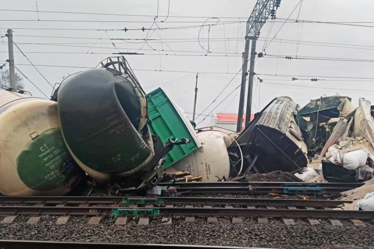 В России масштабная авария поезда парализовала Транссибирскую магистраль В России масштабная авария поезда парализовала Транссибирскую магистраль