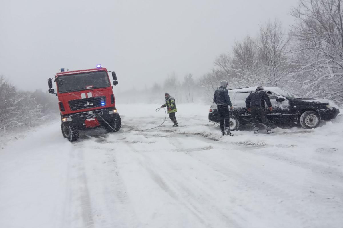 На Луганщині рятувальники витягували автомобілі за снігової пастки