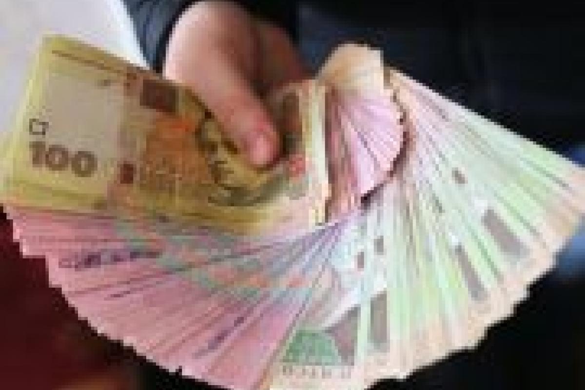 Зарплати по 900, а пенсії по 300 доларів: Шмигаль пообіцяв українцям зростання заробітків Зарплати по 900, а пенсії по 300 доларів: Шмигаль пообіцяв українцям зростання заробітків