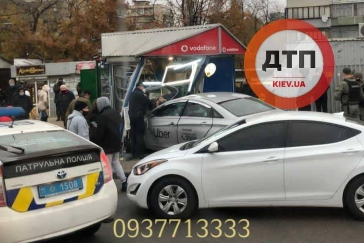 У Києві таксі вилетіло з дороги і збило людей: є жертви і постраждалі У Києві таксі вилетіло з дороги і збило людей: є жертви і постраждалі