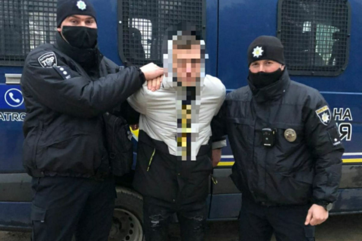 У Сєвєродонецьку на вулиці патрульні виявили 18-річного хлопця з наркотиками У Сєвєродонецьку на вулиці патрульні виявили 18-річного хлопця з наркотиками